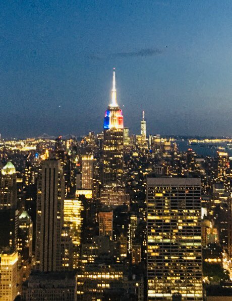 peignerlagirafe's tweet photo. Bleu blanc rouge dans le ciel de #NewYork #WorldCupFinal #equipedefrance #empirestatebuilding 🇫🇷✌🏻🗽🇺🇸❤️😘🎉⚽️😍🤩 https://t.co/bEqx6fxVrm