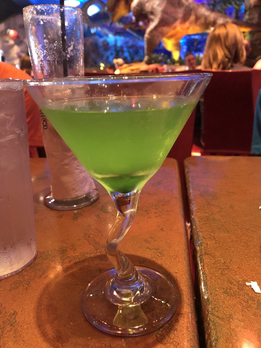 KerLD1's tweet image. Wonderful day at the pool with some sun and then drinks.. #summer #drinks #martini