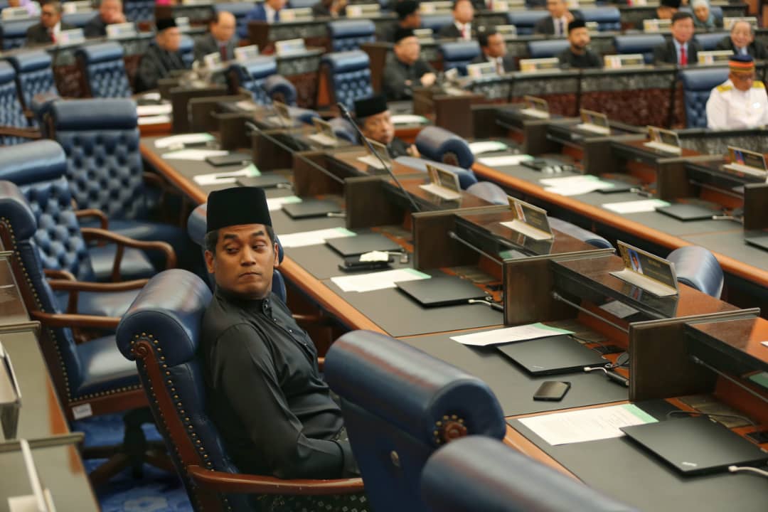 bharianmy's tweet photo. AHLI Parlimen Rembau, Khairy Jamaluddin Abu Bakar bertindak kekal di dalam Dewan Rakyat selepas ahli-ahli Parlimen pembangkang yang lain meninggalkan dewan ketika Majlis Angkat Sumpah dan Persidangan Parlimen ke-14 di Dewan Rakyat, Parlimen, Kuala Lumpur. - Foto Asyraf Hamzah https://t.co/xI9Q8k5sT9
