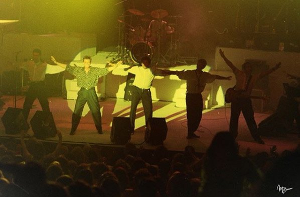 oscarnortiz's tweet photo. La famosa escena (show y backstage) de #LuisMiguelLaSerie en Paraguay, ocurrieron en el Anfiteatro José Asunción Flores de San Bernardino, el 7 de diciembre de 1992, 2 días antes de la muerte de Luisito Rey.
Estas son las fotos de aquella noche, publicadas por Marcial Barni https://t.co/nroz6k6hJX