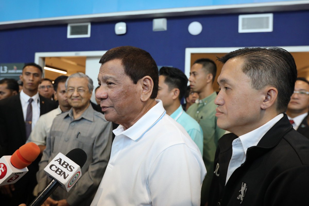 pcogovph's tweet image. Pres. Duterte shows his support for Senator Emmanuel Pacquiao as the latter squared off against Lucas Matthysse for the World Boxing Association (WBA) Welterweight title at the Axiata Arena in Kuala Lumpur, Malaysia on July 15, 2018. #PartnerForChange