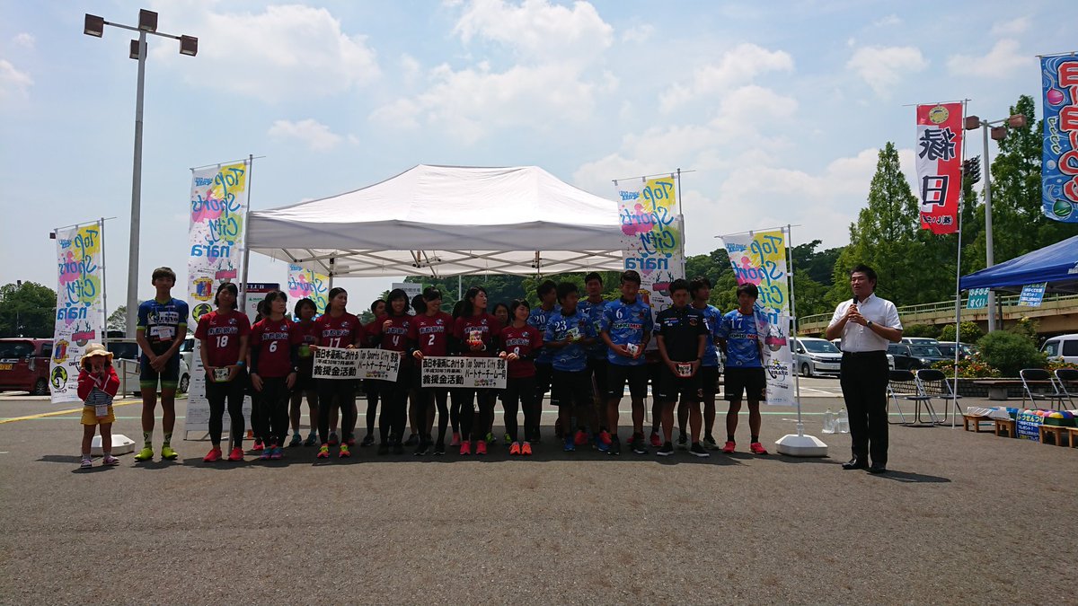 naracity_sports's tweet photo. 【TopSportsCity奈良】奈良クラブの試合にて西日本豪雨災害の義援金活動を、行っております。
仲川市長参加のもと、奈良クラブ、シエルヴォ奈良、南都銀行ShootingStars、バンビシャス奈良の選手の皆様に来ていただいています！ https://t.co/2bDE30GpRj