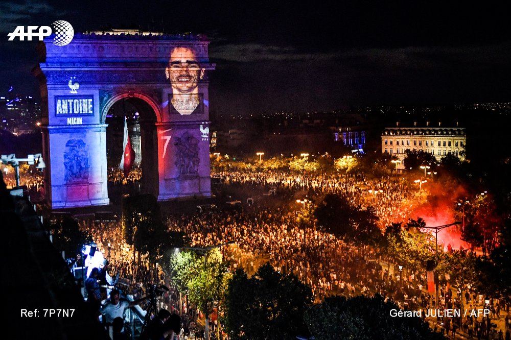 afpfr's tweet photo. ⭐⭐  pour la France d'Antoine Griezmann, Kylian Mbappé &amp; Paul Pogba, dont les portraits ont été projetés sur l'Arc de Triomphe #AFP #CM2018 https://t.co/XTwwjP8cQG