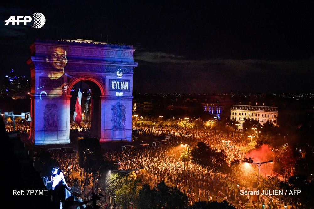 afpfr's tweet photo. ⭐⭐  pour la France d'Antoine Griezmann, Kylian Mbappé &amp; Paul Pogba, dont les portraits ont été projetés sur l'Arc de Triomphe #AFP #CM2018 https://t.co/XTwwjP8cQG