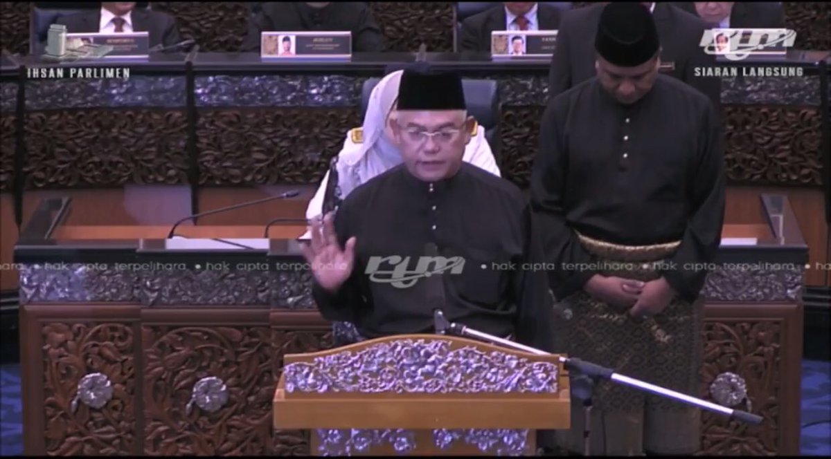 TSNO_Online's tweet photo. Tan Sri Noh Omar selesai mengangkat sumpah sebagai Ahli Dewan Rakyat Tanjong Karang bagi Parlimen ke-14. @mynohomar 

Semoga amanah dan mandat yang diberikan rakyat ini dapat digalas dengan baik dan teruskan perkhidmatan cemerlang beliau membela nasib rakyat. #DewanRakyat https://t.co/qPyJZmDyyS