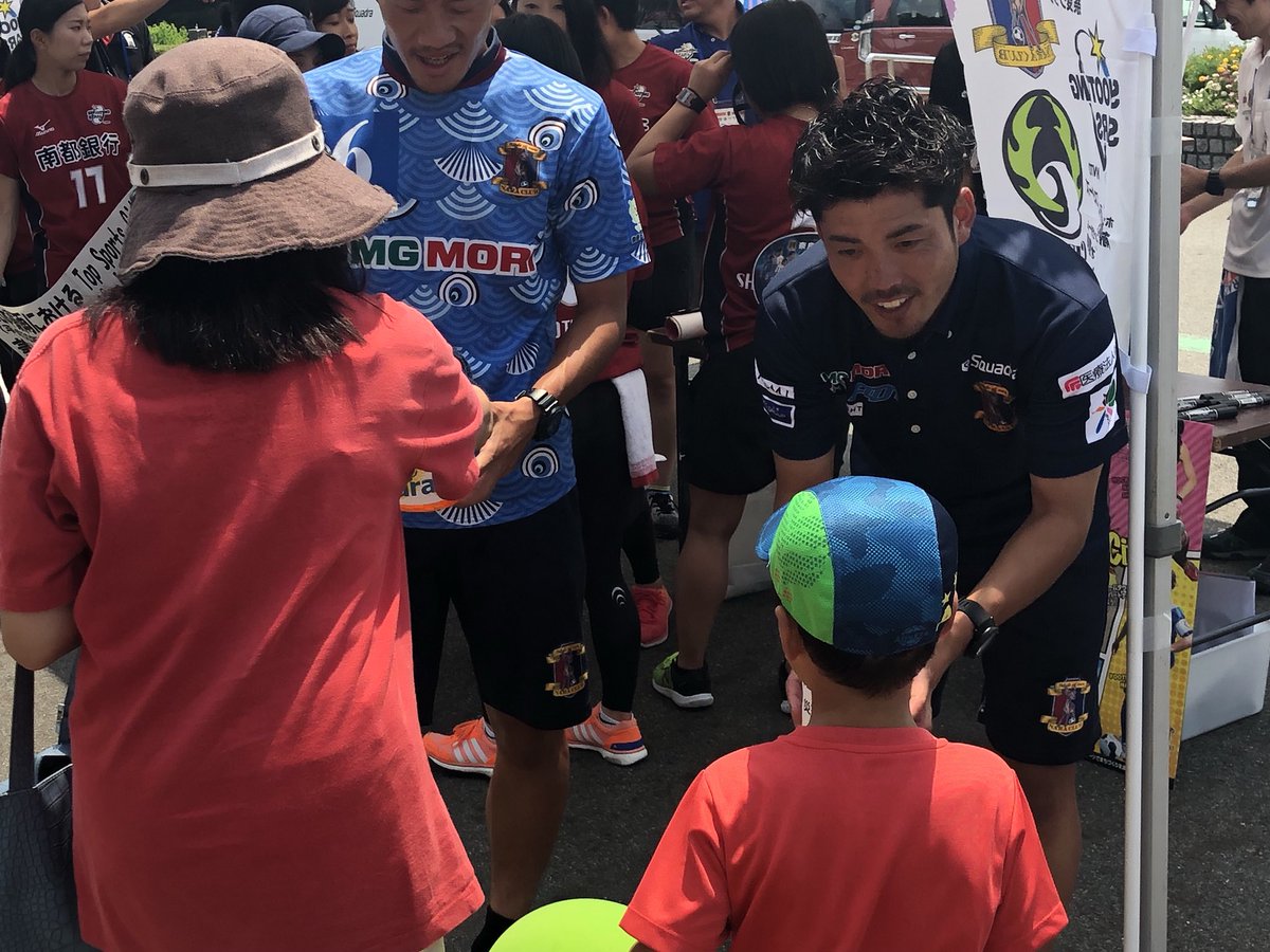nakagawagen's tweet photo. 本日は積極的な外出はお勧め出来ない気候ですが、奈良クラブのホームゲームの場をお借りして、西日本豪雨の街頭募金を実施中。今回は奈良クラブ・バンビシャス奈良・シエルヴォ奈良・南都銀行SHOOTING STARSの選手の皆さんにもご協力頂いています。ありがとうございます！ https://t.co/FLJpTYjdvi