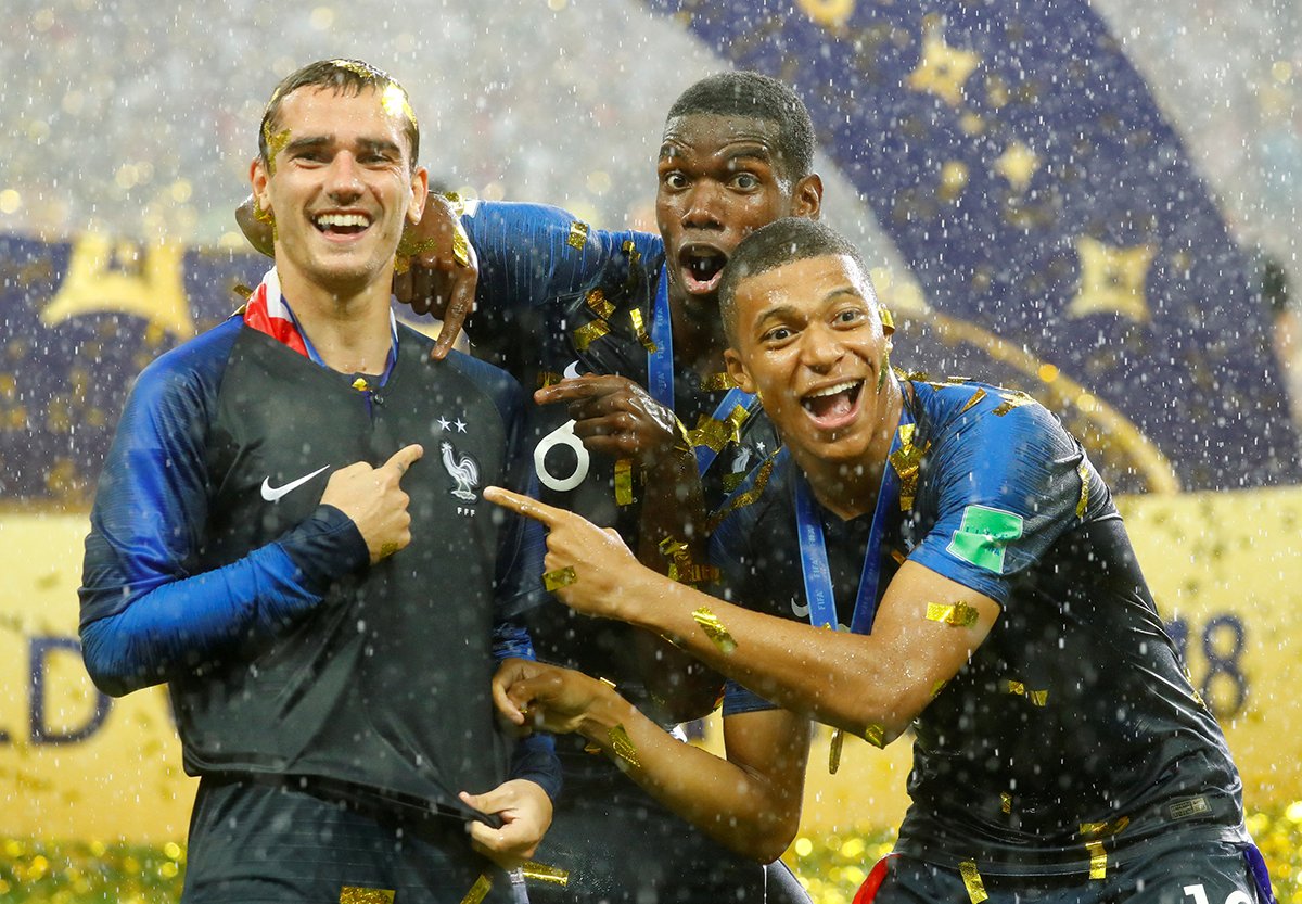 lequipe's tweet photo. ⭐⭐ Vous n'avez pas rêvé... Les Bleus sont bien champions du monde ! https://t.co/VhWh10AODH
