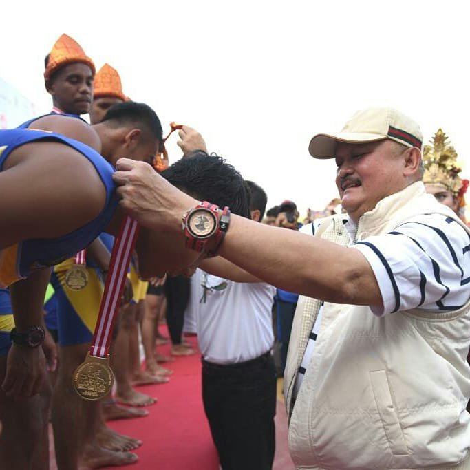 DulurAlex's tweet photo. Gubernur Sumsel #AlexNoerdin membagiakn hadiah lomba Dayung Perahu Naga Piala Presiden di Venue Dayung Jakabaring.
Kegiatan ini merupakan pemanasan dlm menyambut pesta olahraga akbar se-Asia, Asian Games 2018. https://t.co/gtvM0u5gyS