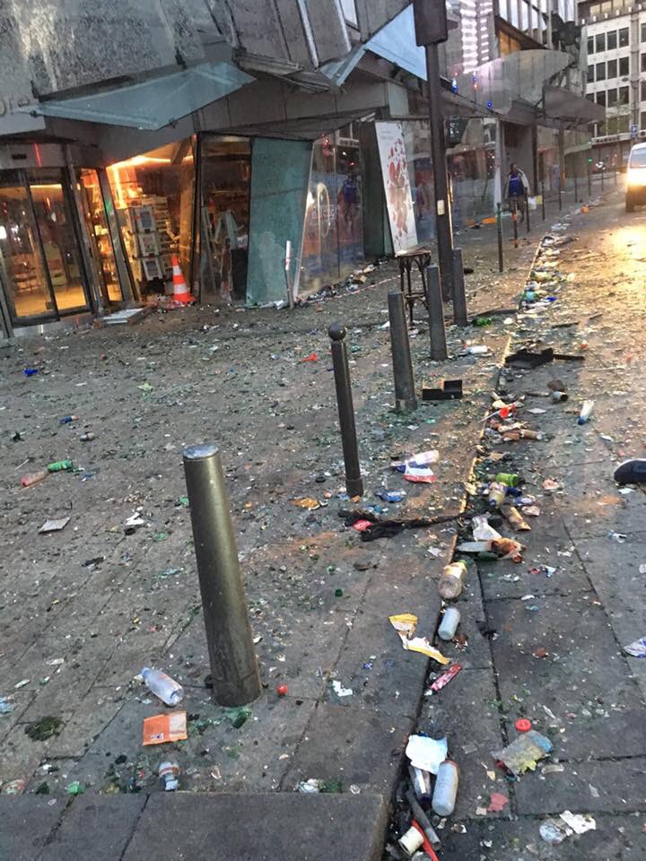 Jeremy_Redler's tweet photo. Condamnation la plus ferme des scènes de guérilla urbaine à Paris et dans les grandes villes françaises. Cette magnifique et belle victoire gâchée par des voyous. Nous ne pouvons plus continuer à accepter ces comportements honteux #FRAKRO https://t.co/G0Tpbv33i1