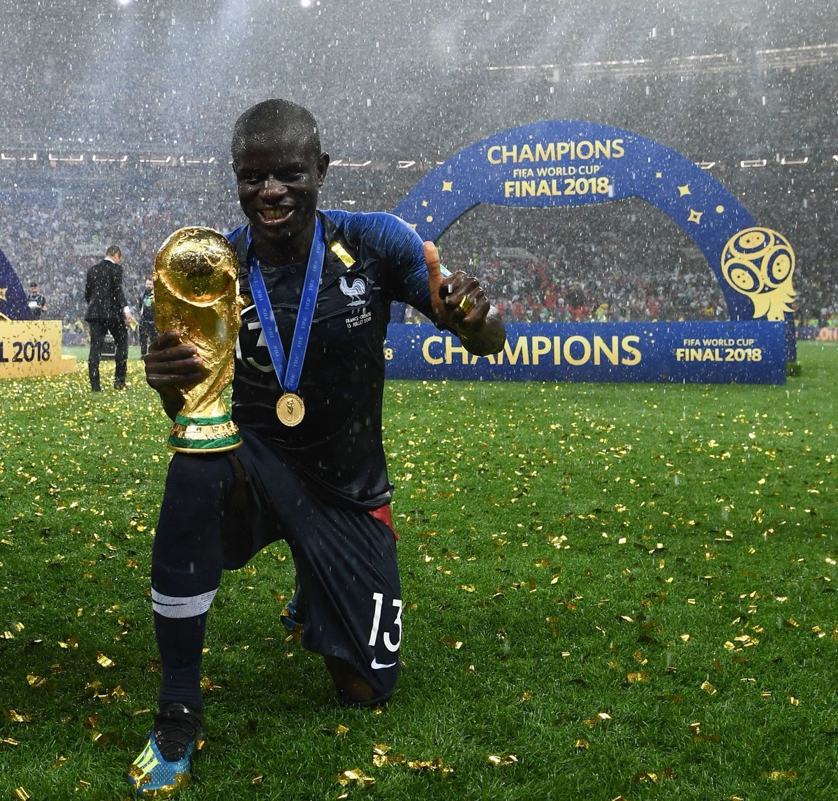 🇫🇷 During France's on-pitch trophy celebrations...

🗣 @IAmNzonzi15 had to ask teammates to let @NGLKante take a picture with the #WorldCup Trophy.

🙈 Because he was too shy to ask &amp; didn't want to impose on anyone. 

👏 Humble. Respectful. Dignified. 

📝 <a href="/GFFN/">Get French Football News</a>