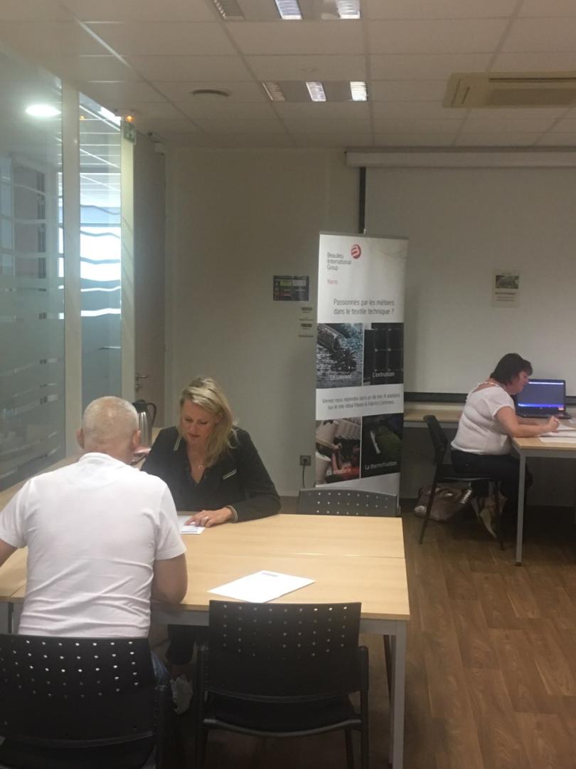SylvieMaeseele's tweet photo. #AvecPoleEmploi #Halluin; les opportunités d'emploi sur la Vallée de la Lys se multiplient! Pour preuve, la présence ce vendredi 13 juillet, dans nos locaux, de #McDonalds Halluin, #Chocmod Roncq et #Idéal fibres Comines! https://t.co/70qY2JfByx