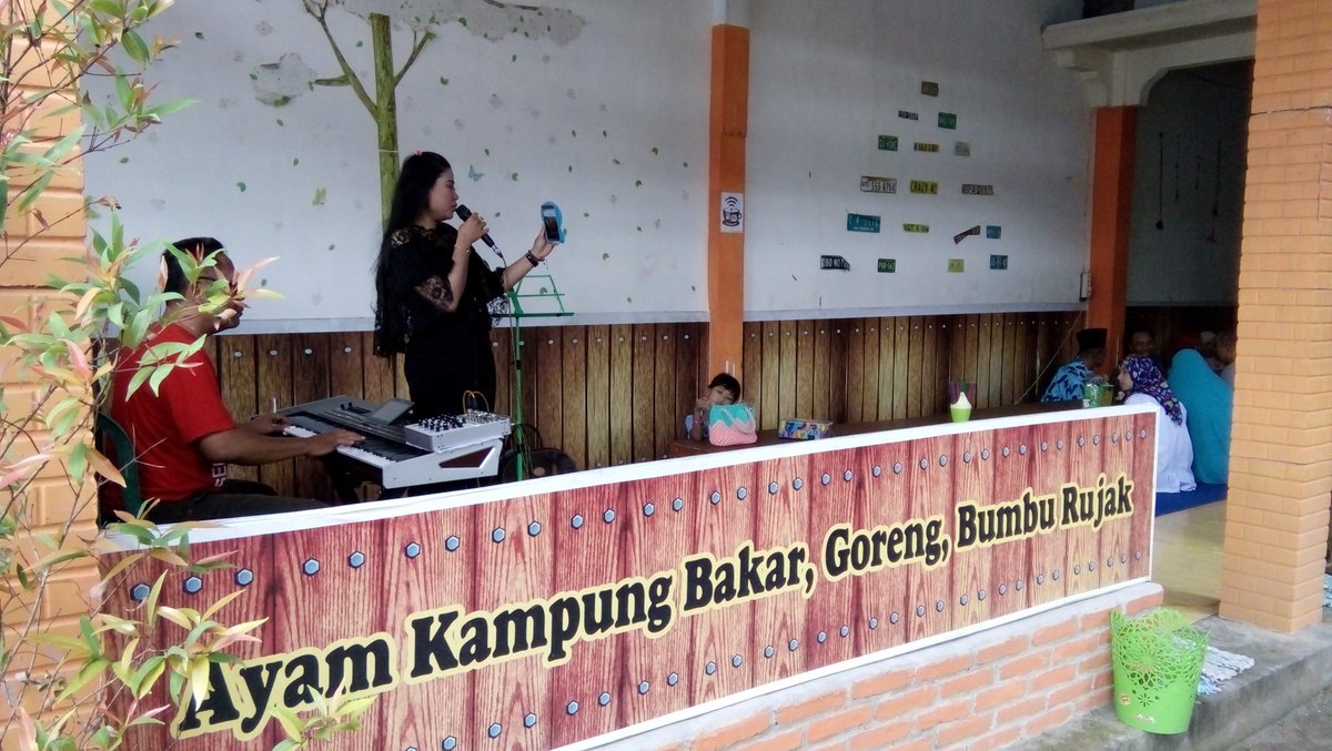 DianSus206's tweet photo. Wisata kuliner warung pak De yg dikelola BUMDesa "Banjar Arta" Banjarejo Kec Ngadiluwih Kediri Jawa Timur
#FestivalDesaNusantara2018 
@jokowi 
@EkoSandjojo 
@anwsanusi 
@taufikmadjid71 
@fachrilabalado 
@DewantoAndry https://t.co/SxA5kmXs8H