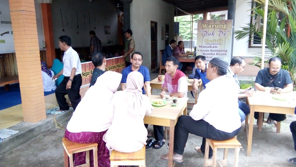 DianSus206's tweet photo. Wisata kuliner warung pak De yg dikelola BUMDesa "Banjar Arta" Banjarejo Kec Ngadiluwih Kediri Jawa Timur
#FestivalDesaNusantara2018 
@jokowi 
@EkoSandjojo 
@anwsanusi 
@taufikmadjid71 
@fachrilabalado 
@DewantoAndry https://t.co/SxA5kmXs8H