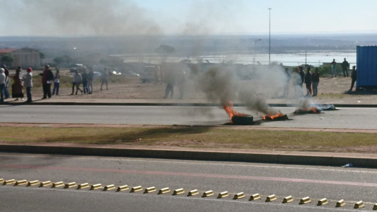 HeraldNMB's tweet photo. Ward 32 residents are currently burning tyres on Stanford Road. The protestors say they are dissatisfied with their councillor, Sandra Fillis, accusing her of only hiring DA members for jobs in the ward. #PEprotest https://t.co/QN7U6YtBnT