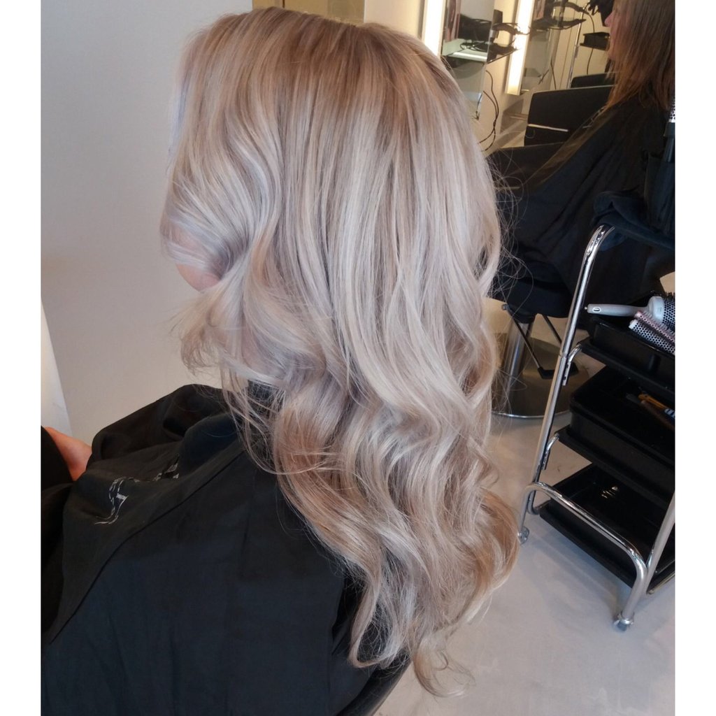 Prachtige kleuring en glad glanzend haar ✨ Swipe voor alle foto’s . . .
#perfect job Sharon 👌🏼 #angelihairstyling #hair #haircolor #highlights #blonde #lanza #lanzalove #donewithlanza #healinghaircare #healthyhair #summerproof  #bennekom 0318 830330 #ede 0318 613183