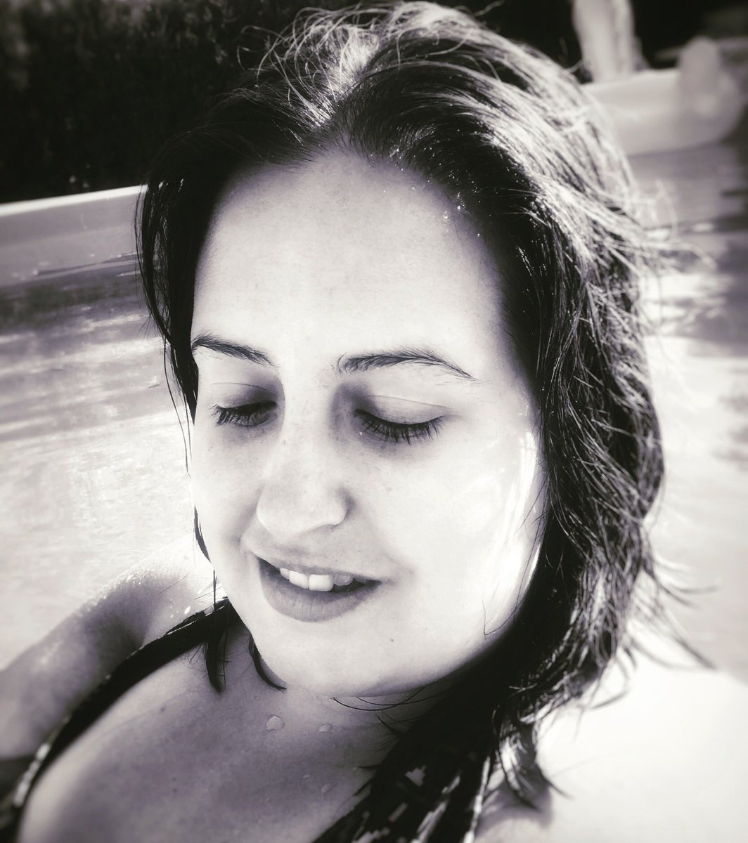 Estela91's tweet photo. Porque no hay nada mejor que tener una piel hidratada y perfecta y más si es la de la cara! #MomentoMascarilla 🧖🏻‍♀️🥒 https://t.co/qvfqXxxriR