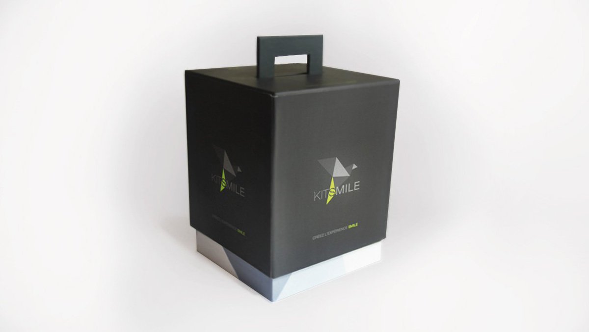ddetpardi's tweet photo. Création du concept KIT SMILE. Production de la charte graphique et de boîtes sur-mesure avec système de poignée et couvercle en série limitée pour le #SNDEC.
#concept #communication #logo #GraphicDesign #design #lyon #identity #box https://t.co/eykddjKL4f