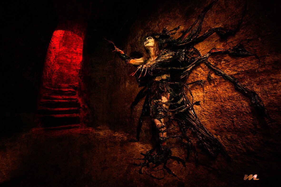 No bajéis al sótano! Pasan cosas 😱 #lightpainting #fotografianocturna #sotano #Terror #ericmarsinyach #canon5dmarkiii