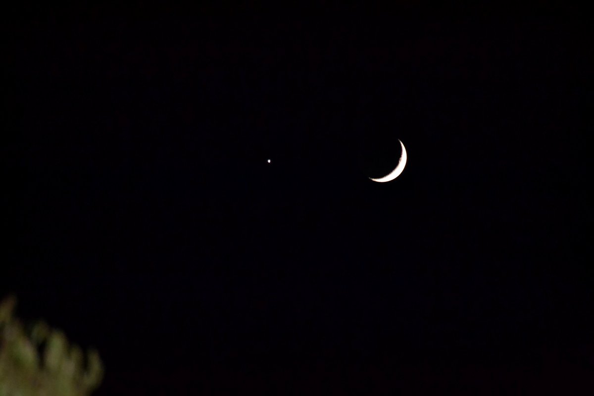 don5493's tweet photo. @ShannaNBCLA @DavidNBCLA @NBCLA Waxing Crescent in Conjunction with Venus over Perris Valley #SoCalWx #NBCLA #NBC4You @camalee21 https://t.co/rhO8sJNwWN