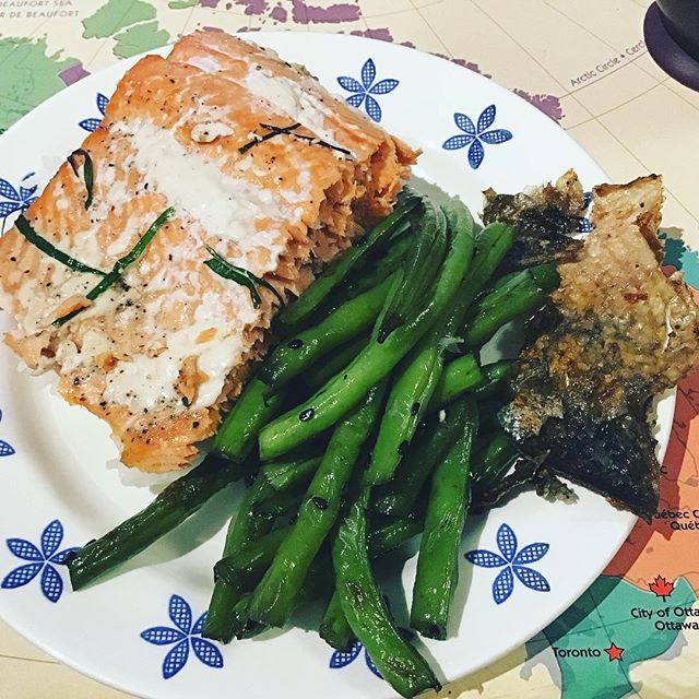 Healthy kids meal: baked wild sockeye salmon, green beans, crispy bacon like salmon skins, and rice #healthyfood #healthykidsfood #tasty #homecookedmeal #bakedsockeyesalmon #instafood #dinnerideas ift.tt/2uDz3Y6