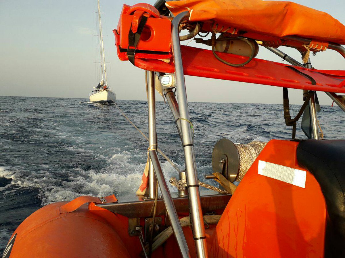 CruzRojaCS's tweet photo. Hemos finalizado el fin de semana con una nueva emergencia marítima. A última hora de ayer @salvamentogob activó la #LSPandora para localizar y remolcar a un velero de 14m y sus 2 tripulantes que se encontraba averiado a 7 millas de @portcastello #marseguro @CRE_Emergencias https://t.co/WhPkl0SpJH