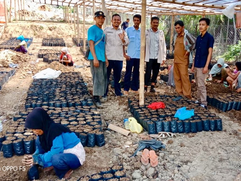 fkp2indonesia's tweet photo. TKPPLP Aceh dampingi petani pd kgiatan pengisian polybag program Desa Mandiri Benih Kakao Kelompok Tani Makmur Beurata Kab.Pidie Jaya Prov. Aceh @Amran_Sulaiman1 @asmanabnur2016 @kementan @kempanrb @ditjenbun @badansdm #PerkebunanJaya #KawalPetani #KerjaNyata #TKPPLPAceh #FKP2I https://t.co/aG707c20mv