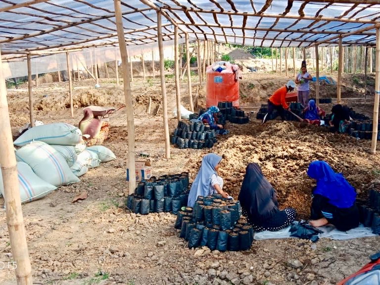 fkp2indonesia's tweet photo. TKPPLP Aceh dampingi petani pd kgiatan pengisian polybag program Desa Mandiri Benih Kakao Kelompok Tani Makmur Beurata Kab.Pidie Jaya Prov. Aceh @Amran_Sulaiman1 @asmanabnur2016 @kementan @kempanrb @ditjenbun @badansdm #PerkebunanJaya #KawalPetani #KerjaNyata #TKPPLPAceh #FKP2I https://t.co/aG707c20mv