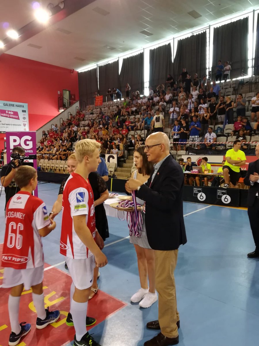 SwissEmbassyCZ's tweet photo. Toller Sieg der Schweizer Manschaft in Prag im Tournier der Euro Floorball Tour!!!👊
#praguegames2018 #florballinprague #delegationzentralschweiz #pg18 #goforgold2018 #finalb14 #unitedinred #unitedinred🇨🇭 https://t.co/rzfbWObUrY