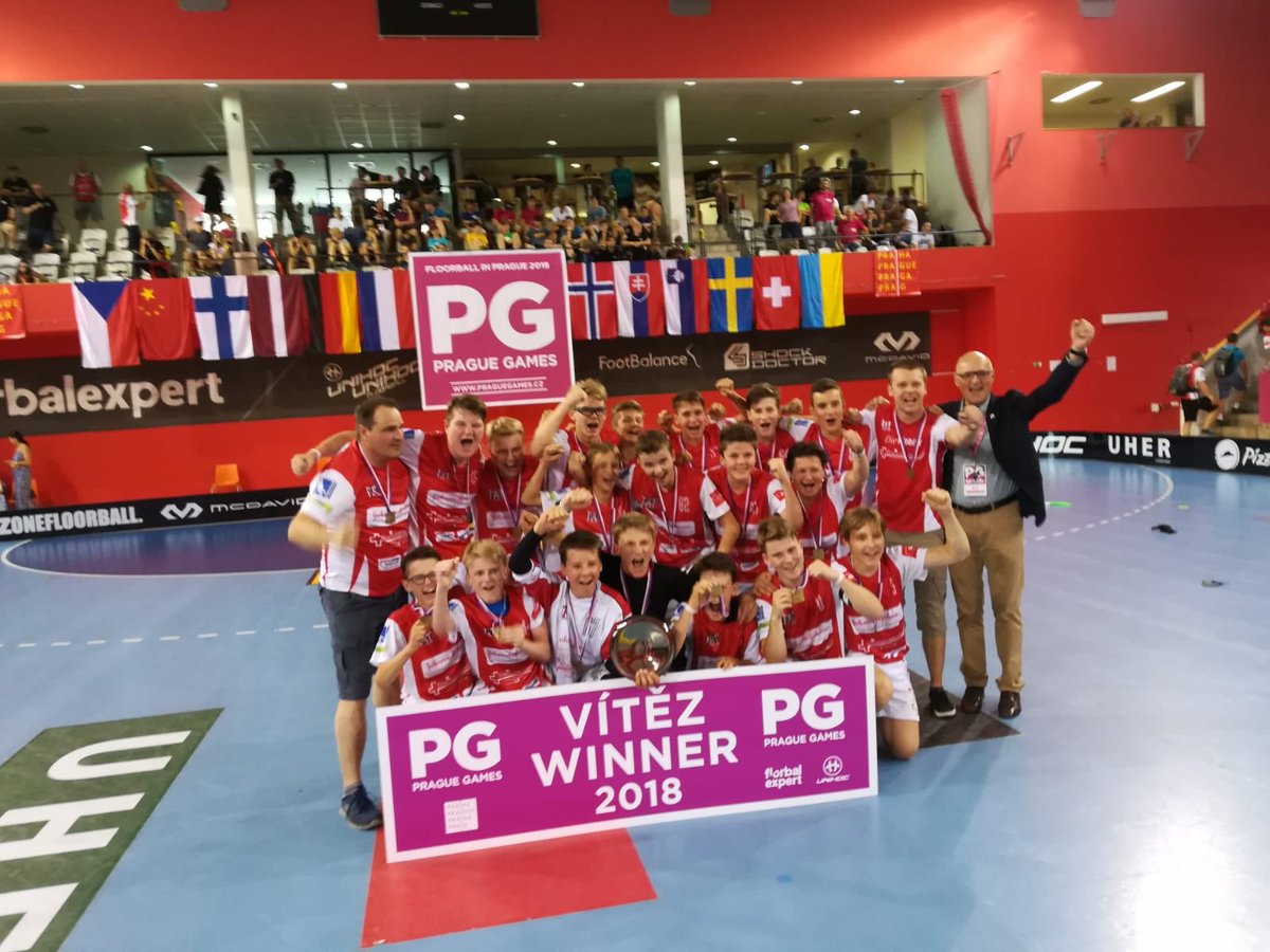 SwissEmbassyCZ's tweet photo. Toller Sieg der Schweizer Manschaft in Prag im Tournier der Euro Floorball Tour!!!👊
#praguegames2018 #florballinprague #delegationzentralschweiz #pg18 #goforgold2018 #finalb14 #unitedinred #unitedinred🇨🇭 https://t.co/rzfbWObUrY