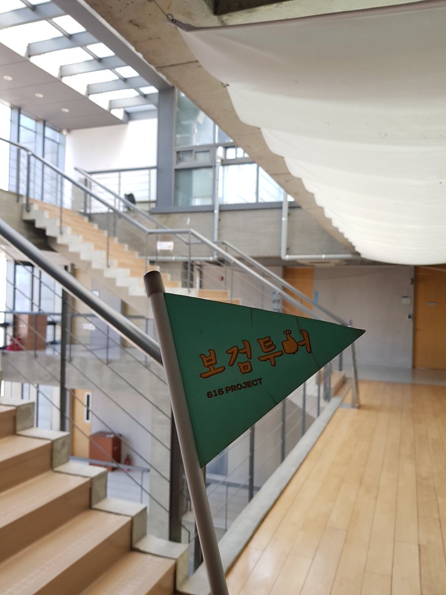 Volky78's tweet photo. #오늘의보검투어 #안양대학교 #아리관  #너를기억해 에서 전화통화하며 내려오던 민이와 현이가 만나던 그장소. ���형사와 만나던 그곳. #박보검 #보검투어 @bogummytour @BOGUMMY 고소공포가있는 저에겐 융플라우 이후 손발 땀나게 하는곳이네요. 폭염속 최선을 다했지만 무서워서... https://t.co/Q5xez0Utvm