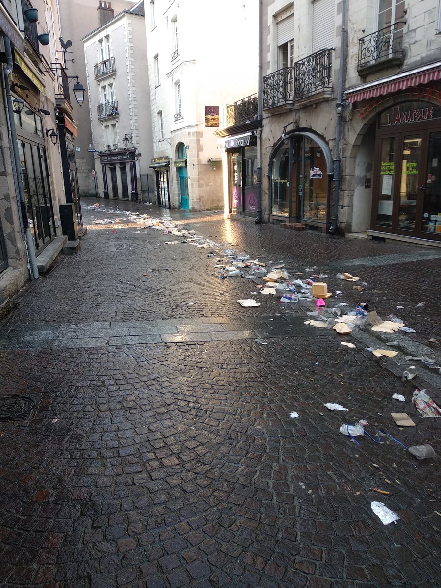 BryzzWind's tweet photo. J'adore le football. Surtout ce qui suit les évènements sportifs couplés d'un comportement incroyable de négligence. #CoupeDuMonde2018 https://t.co/tWfOKPQC21