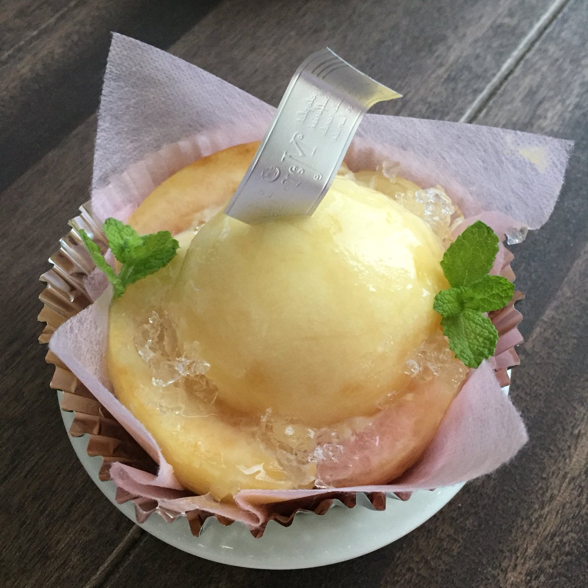 シン 小松市 ケーキハウスマルフジ のメロンボールクイーンとまるごと白桃ボール くり抜いたメロンの中には10種類の果物とゼリーが これホント美味しい 白桃ボールは土台の焼き菓子の上にカスタードクリーム その上に丸一個分の桃とゼリーが少し乗っ