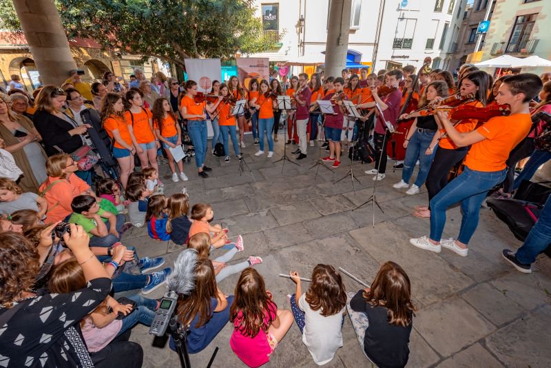 CanJonch's tweet photo. El 31/05/2018 vam commemorar el 80 aniversari del #bombardeig de #Granollers. Alumnes de l’Escola M. de Música Conservatori Ruera van fer «Un minut de música per la pau» @canjonch  #GVOP2018 #80aniv #musicaperlapau #educacioenvalors #pau #peace #paix #paz https://t.co/aHNMNxB7UW https://t.co/zSlQBQtKt5
