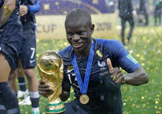 Sleven0893's tweet photo. Superbe photo ! Humilité et talent chez un même joueur. Bravo Ngolo Kanté et bravo aux #Bleus ! #ONESTCHAMPIONS #20ansaprès #2eEtoile https://t.co/44jGEQhAag