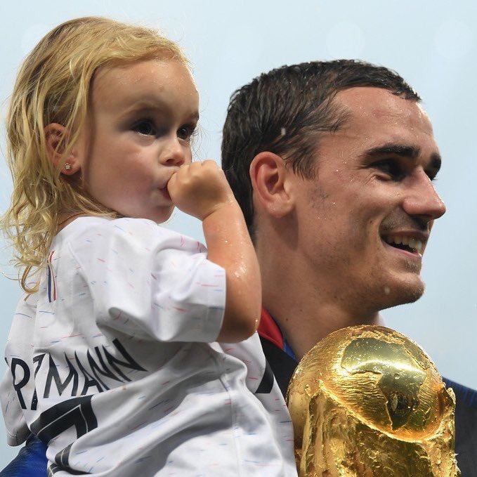 GossipRoomOff's tweet photo. Trop d’amour dans ces photos 😍❤️🏆🇫🇷 https://t.co/2CIiKGa3oS