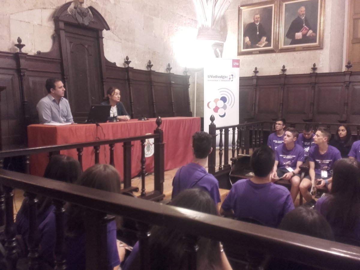 Damos la bienvenida a un nuevo grupo de estudiantes de cuarto de la ESO. La Vicerrectora de Comunicacion les recibe en el Aula Triste.