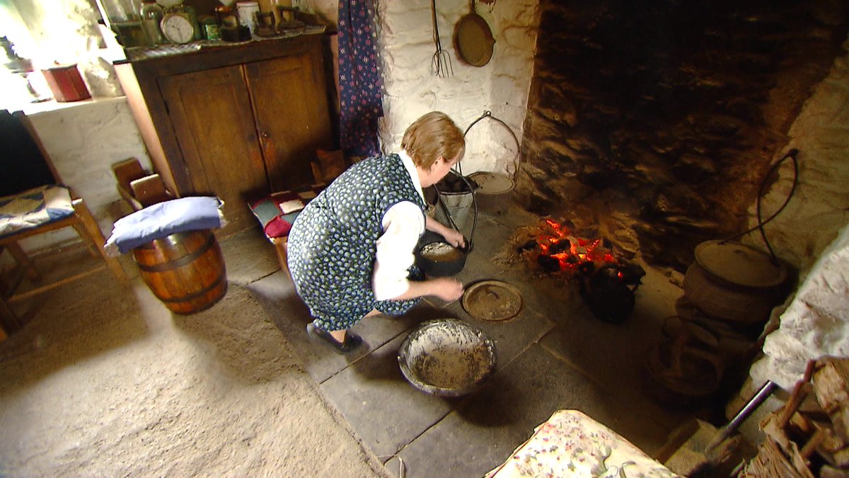 RTENationwide's tweet image. We step back into the past at Muckross Traditional Farm where we get a feel for Ireland from bygone days &amp;amp; see how life was for farmers &amp;amp; labourers @MuckrossHouse on #RTENationwide Mon 16th July @RTEOne 7pm &amp;amp; RTE+1 8pm @KillarneyGuide @TourismIreland @countykerry @radiokerry RT
