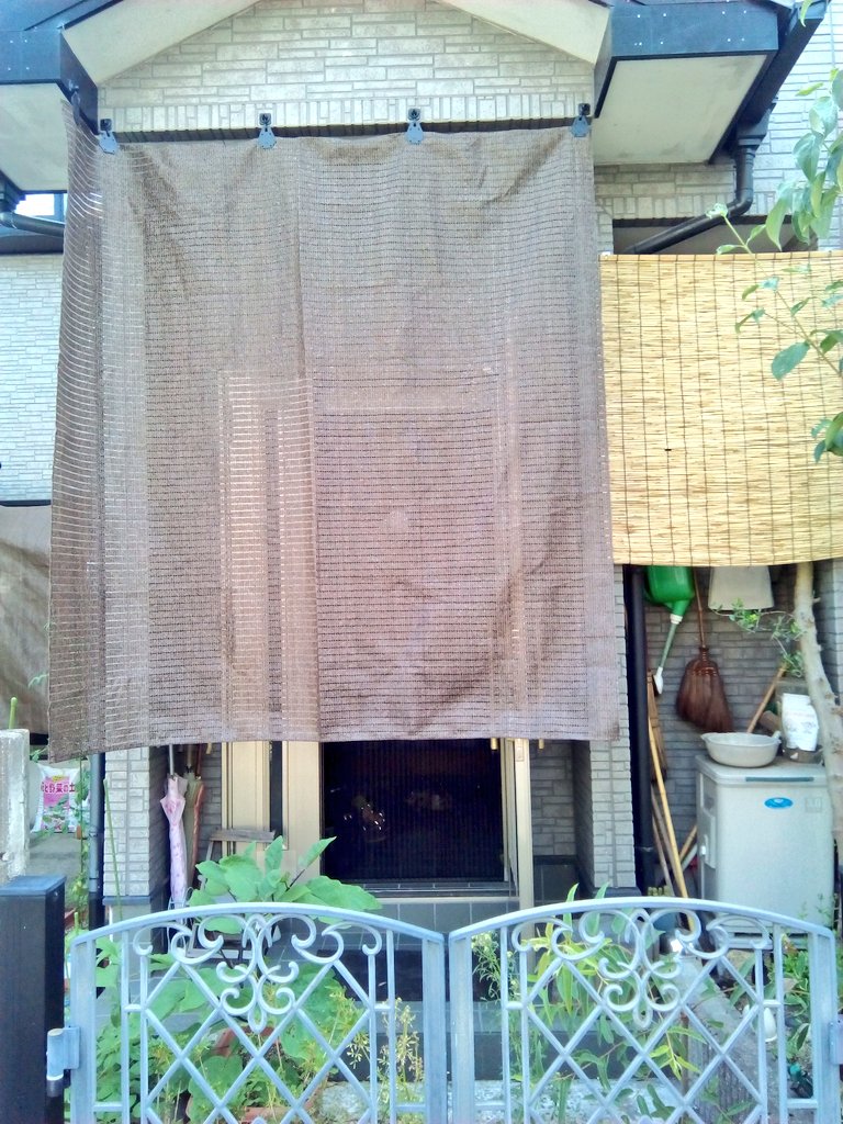 Th69 夏の暑さ対策 第一弾 玄関前にサンシェード取り付け 玄関網戸 以前に取り付け済み 玄関が東向きのため 朝から昼にかけてメッチャ暑くなっていたが 玄関網戸とサンシェードのおかげで涼しさ全開に 目隠しにもなるしエエ感じやわ 嬉 暑さ対策 Th69 夏の暑さ対策 第一弾 玄関前にサンシェード取り付け 玄関網戸 以前に取り付け済み 玄関が東向きのため 朝から昼にかけてメッチャ暑くなっていたが 玄関網戸とサンシェードのおかげで涼しさ全開に 目隠しにもなるしエエ感じやわ 嬉 暑さ対策