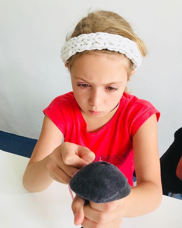 Bartinki's tweet photo. Deravá ponožka? NO PROBLEM! ✂️ Drevený hríbik, ihla, niť a ide sa na to! ❤️ #bartinkiletnaskola #štopkanie #letnaskola #summerschool #presikovneruky #detskytabor #kurz #kurzpredeti #dennytabor #novacvernovka #bratislava #sijeme #pletieme #stopkame #ucimesasit #upcyklujem… https://t.co/lc7rLMMPD0
