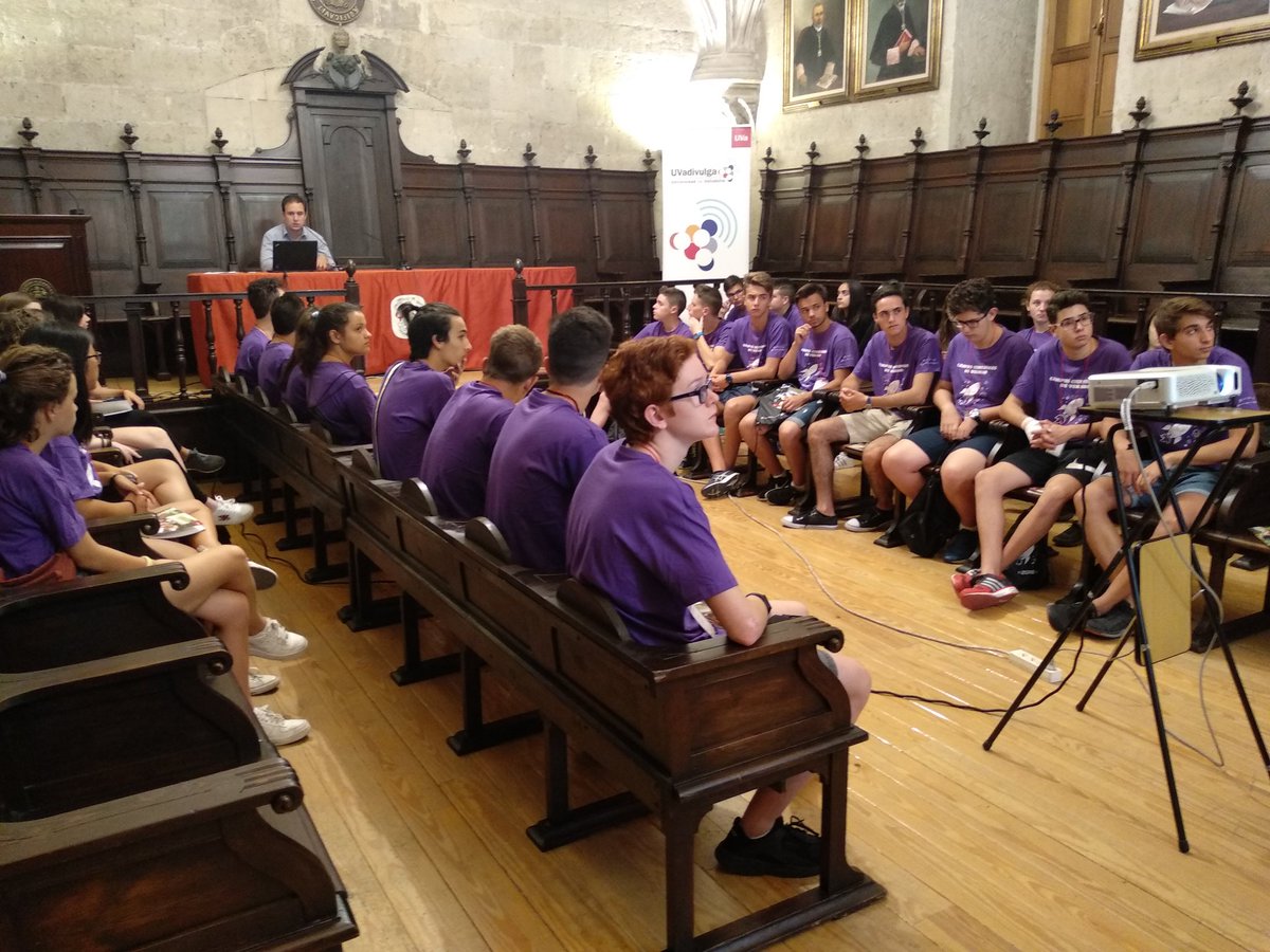 Estética, funcionalidad y significación son los conceptos clave para diseñar un objeto. A ello hay que añadir ya la sostenibilidad ambiental, explica Víctor Lafuente, profesor en la @ETSAValladolid y <a href="/EiiUVa/">Eii_UVa</a> en la bienvenida al tercer turno de los #CampusCientíficos en la <a href="/UVa_es/">Gabinete de Comunicación Universidad de Valladolid</a>