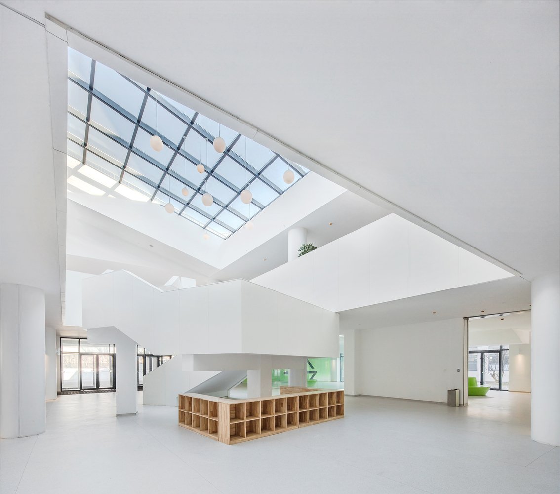 #kindcentrum #gebouwvoorkinderen #referentie #inspiratie: centrale ruimten vol licht en met #interactie tussen de verdiepingen.

archdaily.com/794472/120-div…