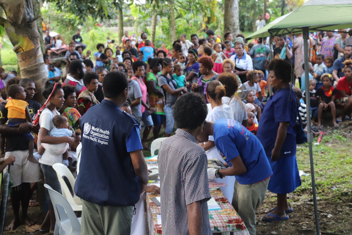 Health workers, WHO staff and volunteers during round one of the polio vaccination campaign in PNG.