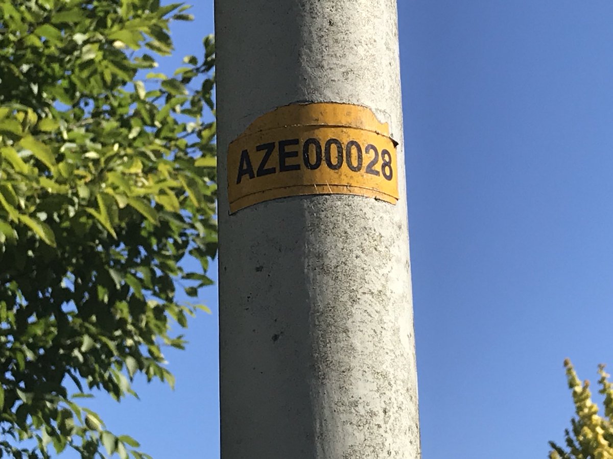 oxelmx's tweet photo. @gem_montferland Deze twee lantaarnpalen zijn defect. https://t.co/1gEfGxZJiE