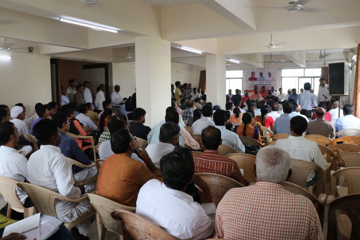 IshwarParmarMLA's tweet photo. બનાસકાંઠા જીલ્લાના ડીસા પ્રાંત તાલુકાના અધિકારીશ્રીઓ તથા ક્ષેત્રીય કચેરીઓના સંબંધિત અધિકારીશ્રીઓની  ઉપસ્થિતિમાં લોકોના પડતર પ્રશ્નો/ ફરીયાદોની સમીક્ષા કરી. https://t.co/qX8neRRJgA