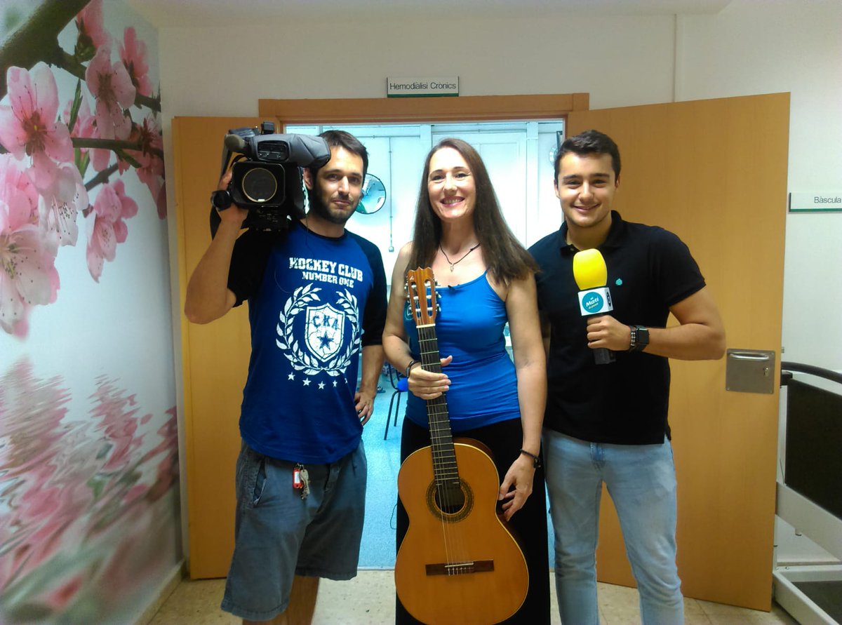 Mporlasalud's tweet photo. 📺 | Gràcies als companys de @elmatiapunt  d'@apunt_media per vindre a enregistrar la nostra activitat. 👏😍
Dins de poc s'emetrà i veureu un poquet d'un #microconcert al @HGUVALENCIA! 🎸🏥🎼 https://t.co/MFeADmyH26