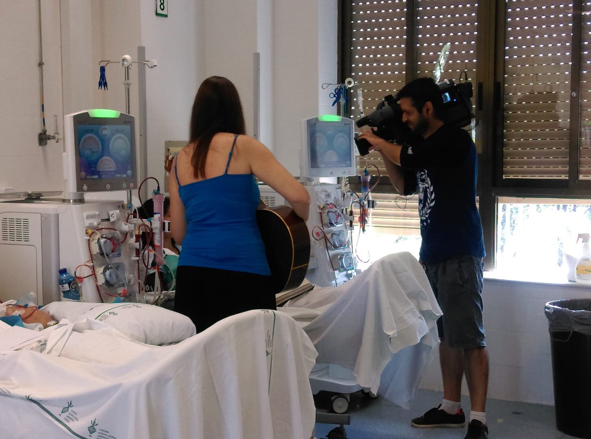 Mporlasalud's tweet photo. 📺 | Gràcies als companys de @elmatiapunt  d'@apunt_media per vindre a enregistrar la nostra activitat. 👏😍
Dins de poc s'emetrà i veureu un poquet d'un #microconcert al @HGUVALENCIA! 🎸🏥🎼 https://t.co/MFeADmyH26