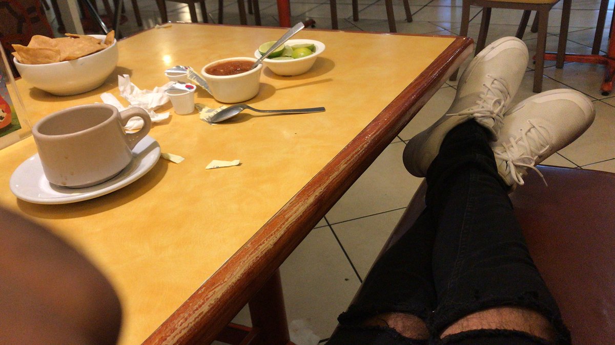 edwincastellano's tweet photo. Noche de tranquilidad .!  😪🤳🏿☕️ https://t.co/CdZ0M3pcd8
