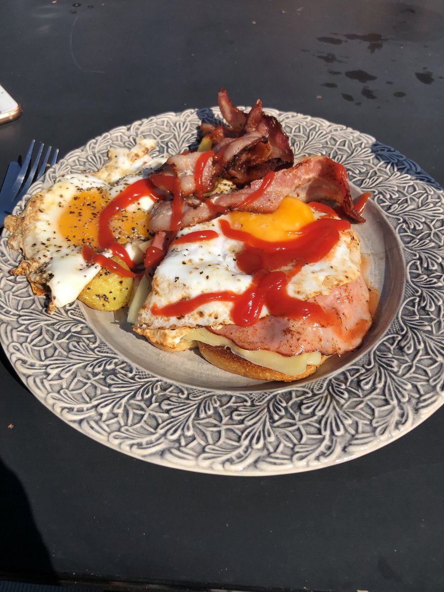 Ujander's tweet image. Frukost innan badet