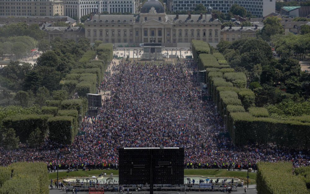 Sous l’œil et le message symbolique du <a href="/murpourlapaix/">Mur pour la Paix</a> <a href="/Paris/">Paris</a>, la France applaudit la victoire des #Bleus ! #Mondial2018 #onagagne - Vive la #France, vive la République, vive la #paix !