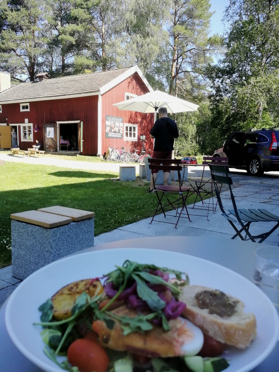 tyttimaatta's tweet photo. Lounaalla minua ilahdutti Salakamarissa pidetty aamunavaus päivän ohjelmaan. Salaatti oli loistava. #Amatti on auki #kuhmofestival ajan ja sieltä voi ostaa leivonnaisia ja salaatteja. Tunnelman voit aistia vain paikanpäällä #Kuhmo'ssa. ❤️ https://t.co/JX47MhKlVa